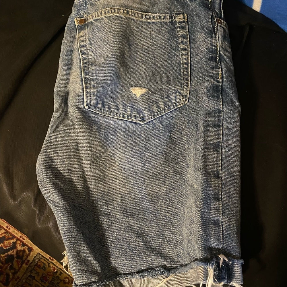 Distressed Denim Shorts. Size:32 Men’s distressed short.